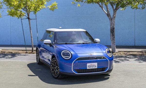 Емблематичният хечбек Mini Cooper получава основен ремонт, който ще го върне под светлината на прожекторите през 2025 г. с електрическо задвижване и 53,0 kWh батерия.
Наред с версията с един електрически мотор и тази със задвижване на предните колела, Mini ще предложи вариант с два мотора и задвижване на всички колела, при 313 к.с. и евентуално електрическа версия John Cooper Works.
Тест драйв в Австрия разкри, че следващият електрически Cooper ще запази забавния, енергичен характер на шофиране на задвижваните с бензин Mini.
